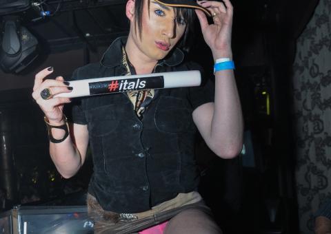 Empolgado, ex-BBB Serginho paga calcinha em festa